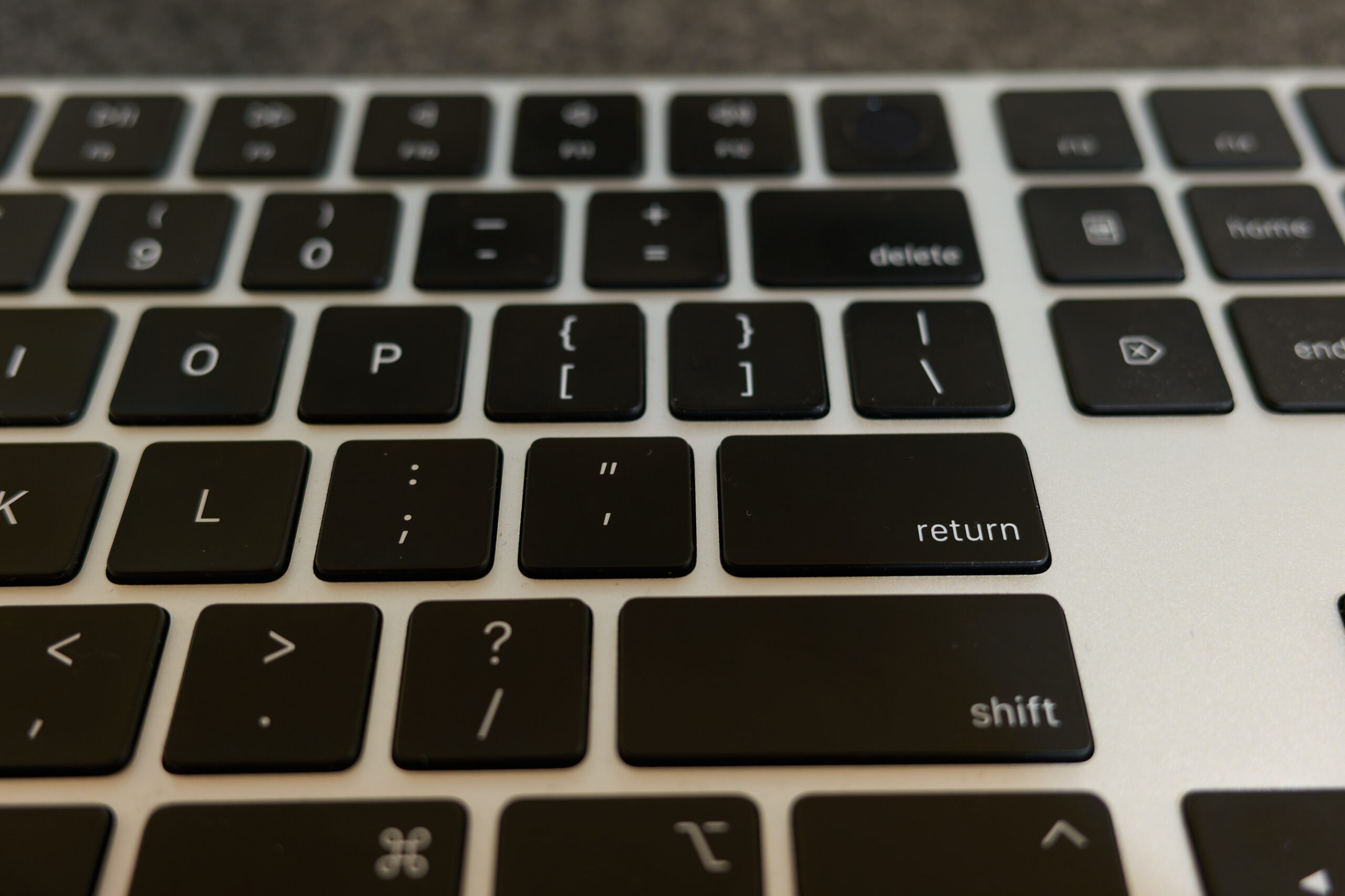 US配列は括弧やバックスラッシュなどの記号キーが素直な位置に並ぶ。右上にはTouch IDセンサーも見える