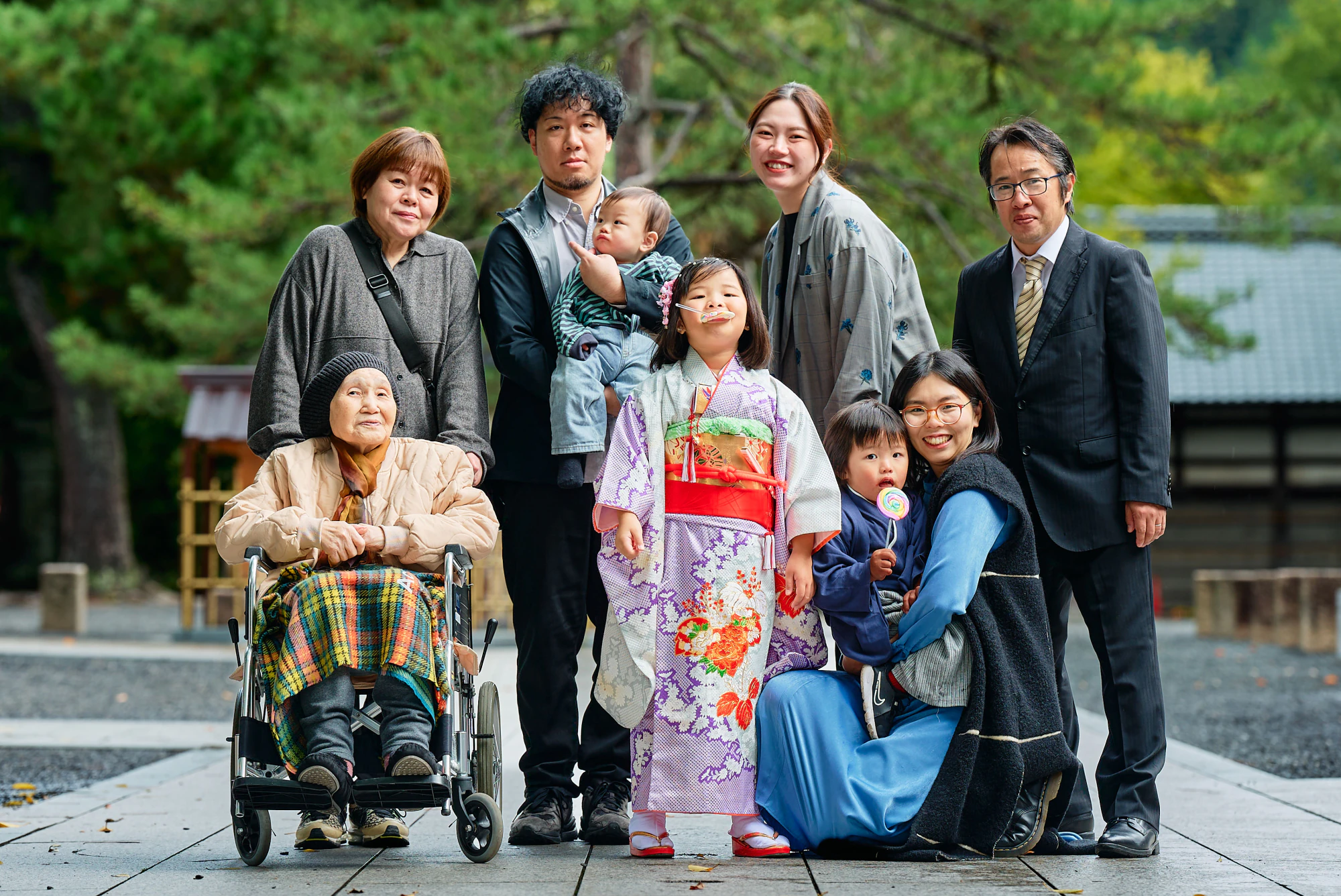 氣比神宮での七五三 4世代そろった家族写真