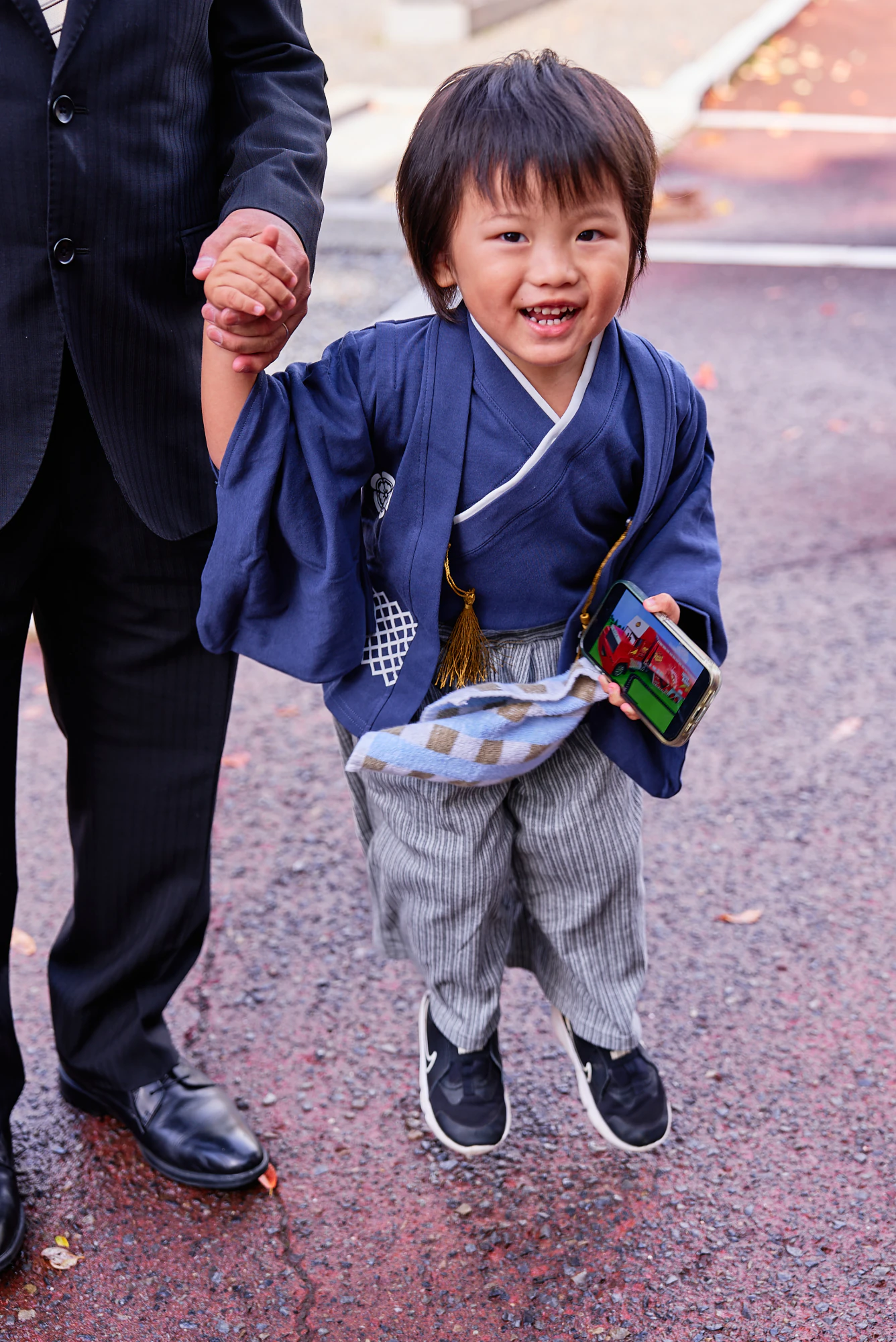 七五三 羽織袴姿でお父様と手をつなぐ男の子