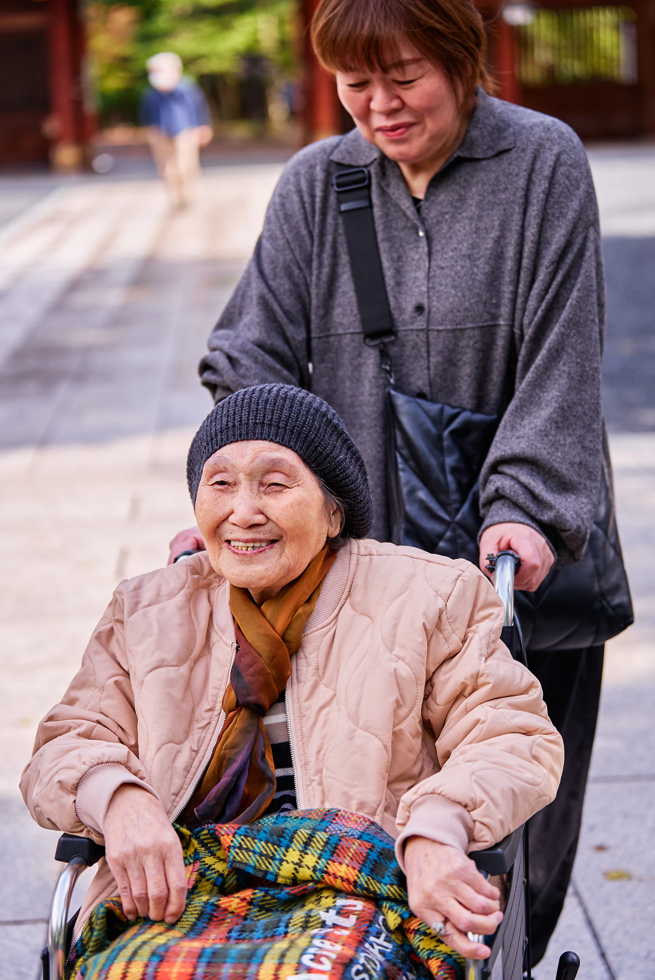 車椅子のひいおばあ様と参道を歩くご家族
