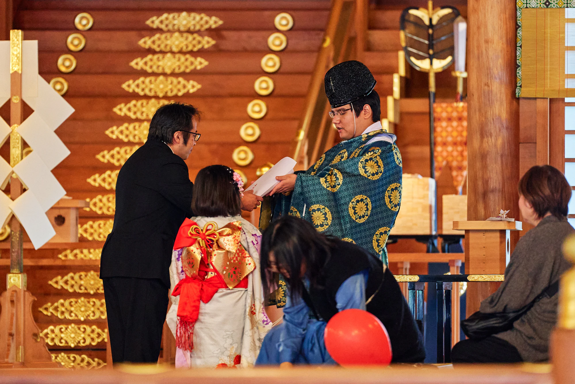 氣比神宮でのご祈祷 神職からお祓いを受ける様子