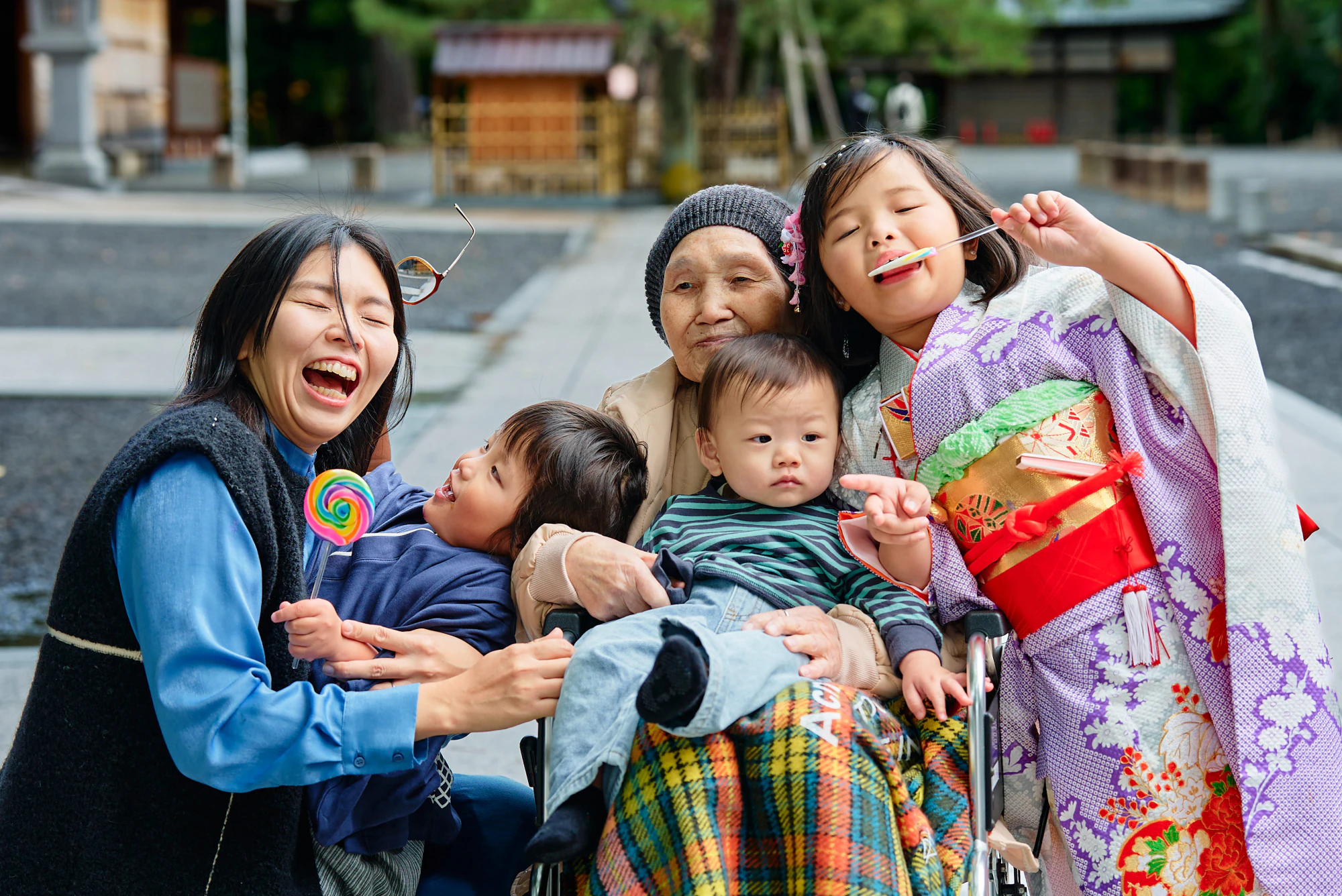 ひいおばあ様と赤ちゃんと女の子の笑顔