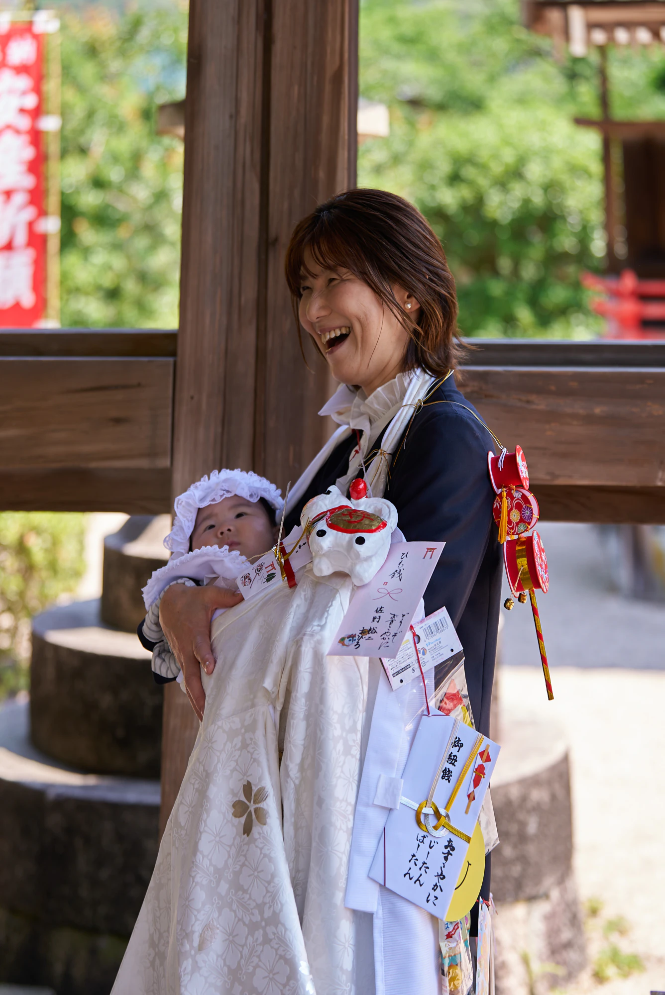 祝い着姿でお宮参り 赤ちゃんを抱くおばあ様