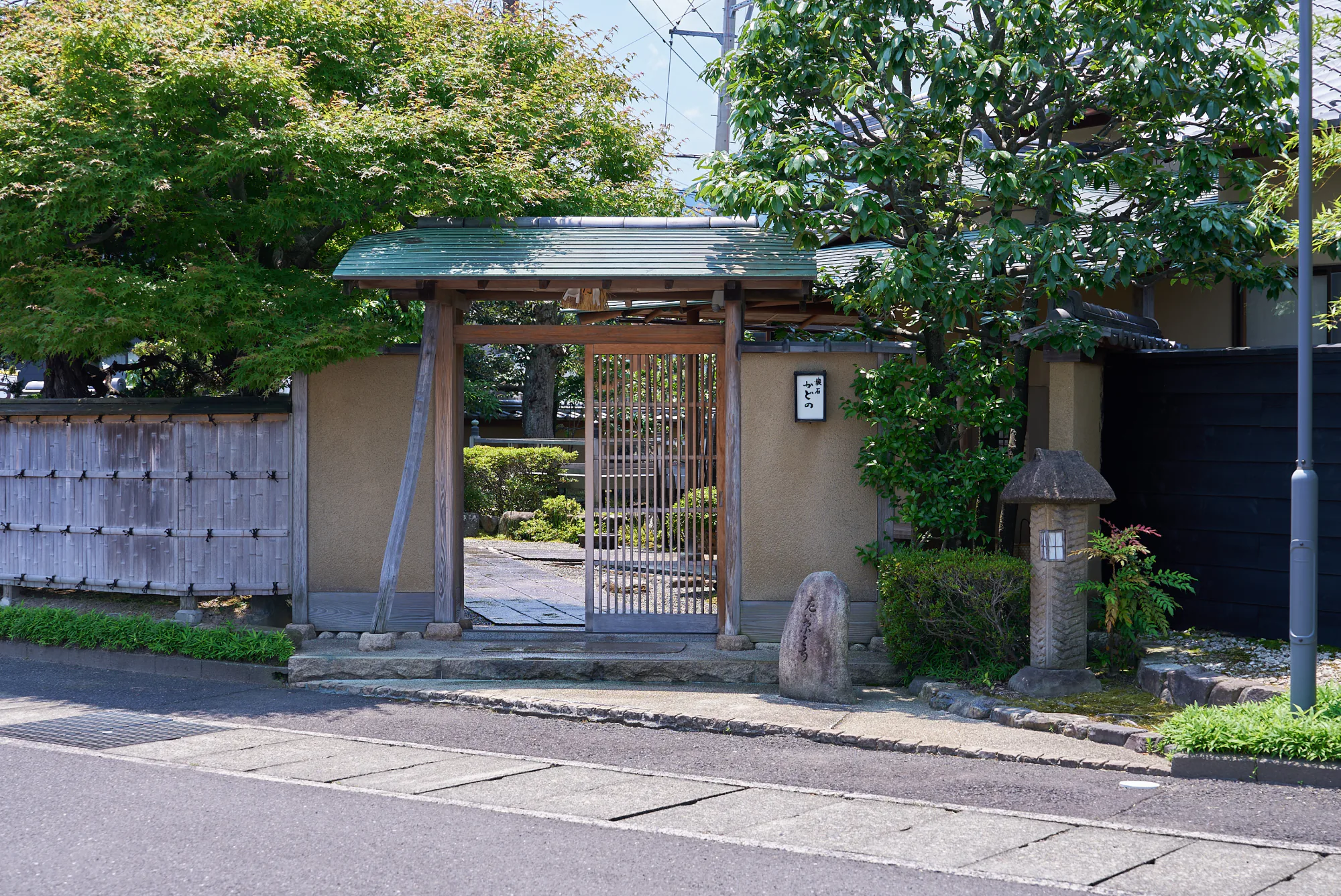 お食い初めを行う料亭の門構え