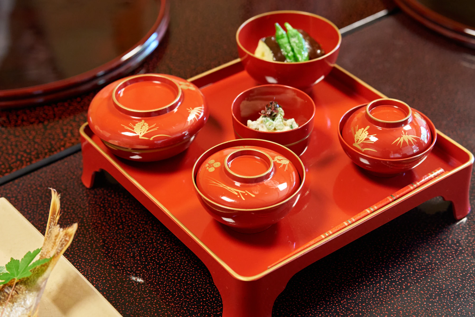 朱塗りのお食い初め膳