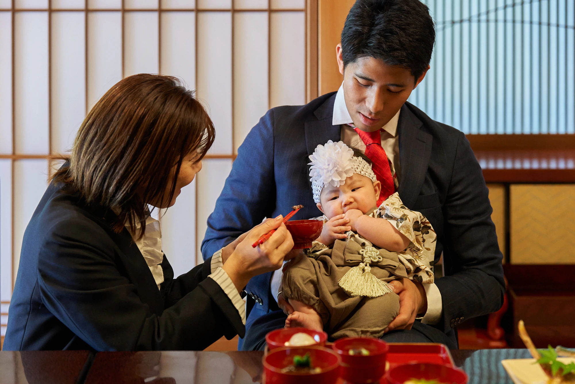 お食い初めで食べさせる真似をする様子