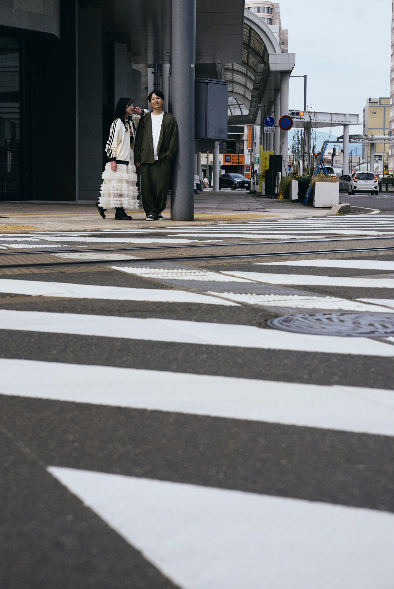 横断歩道を渡るふたりをローアングルで