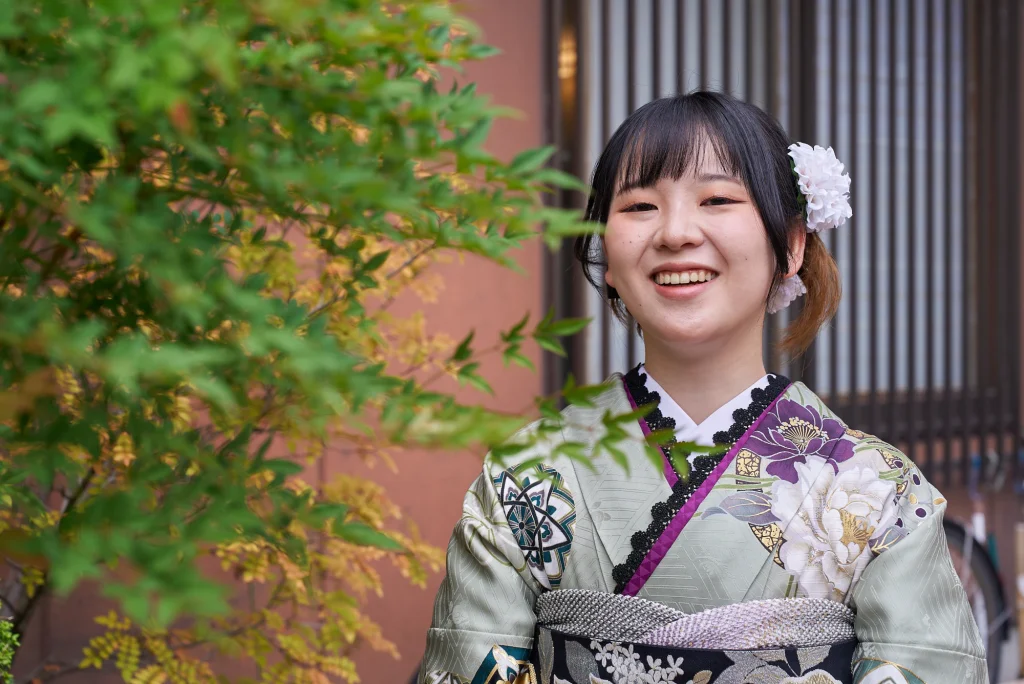 成人式前撮り 淡い若草色の振袖で微笑む姿
