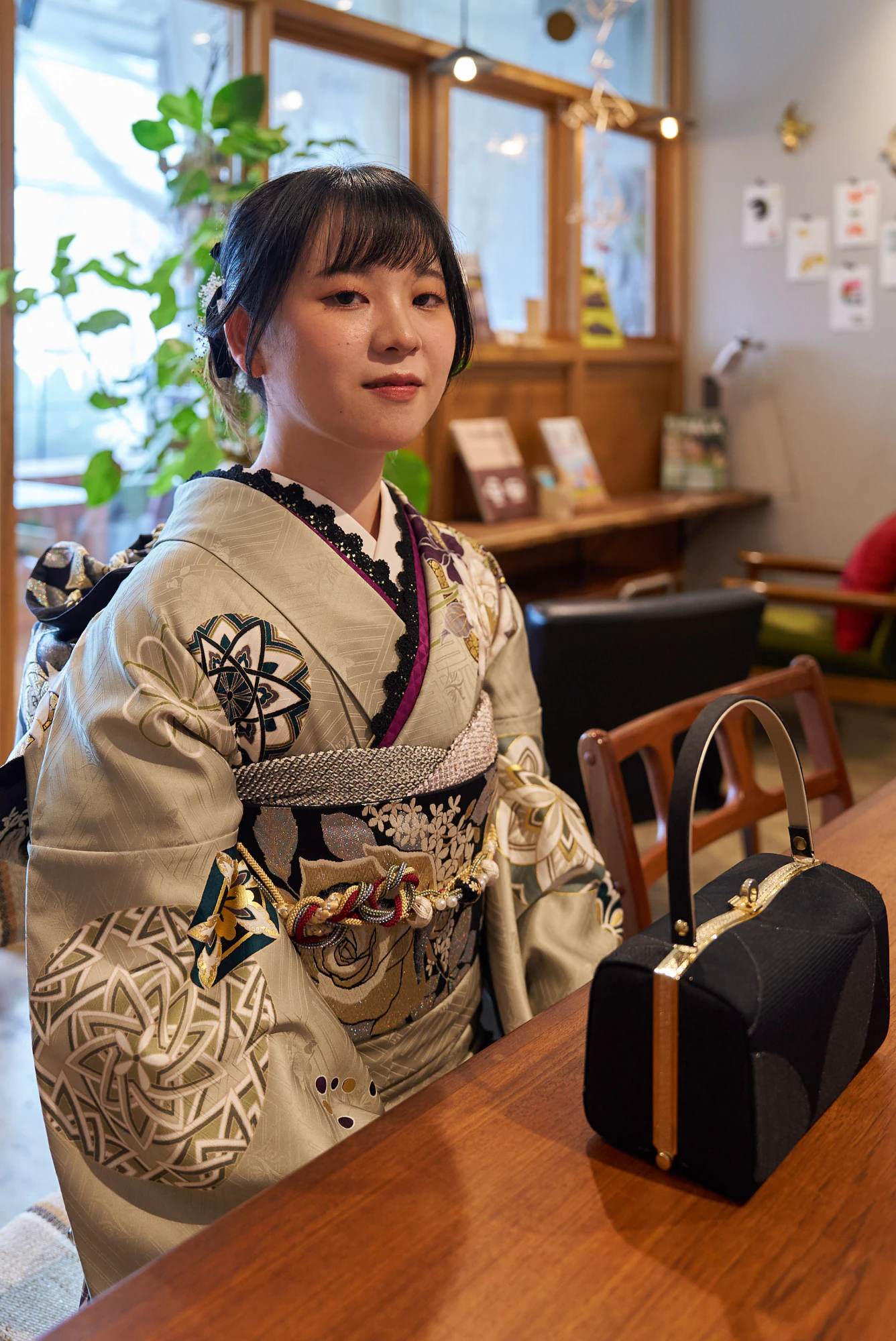 本棚のあるカフェでの振袖ポートレート