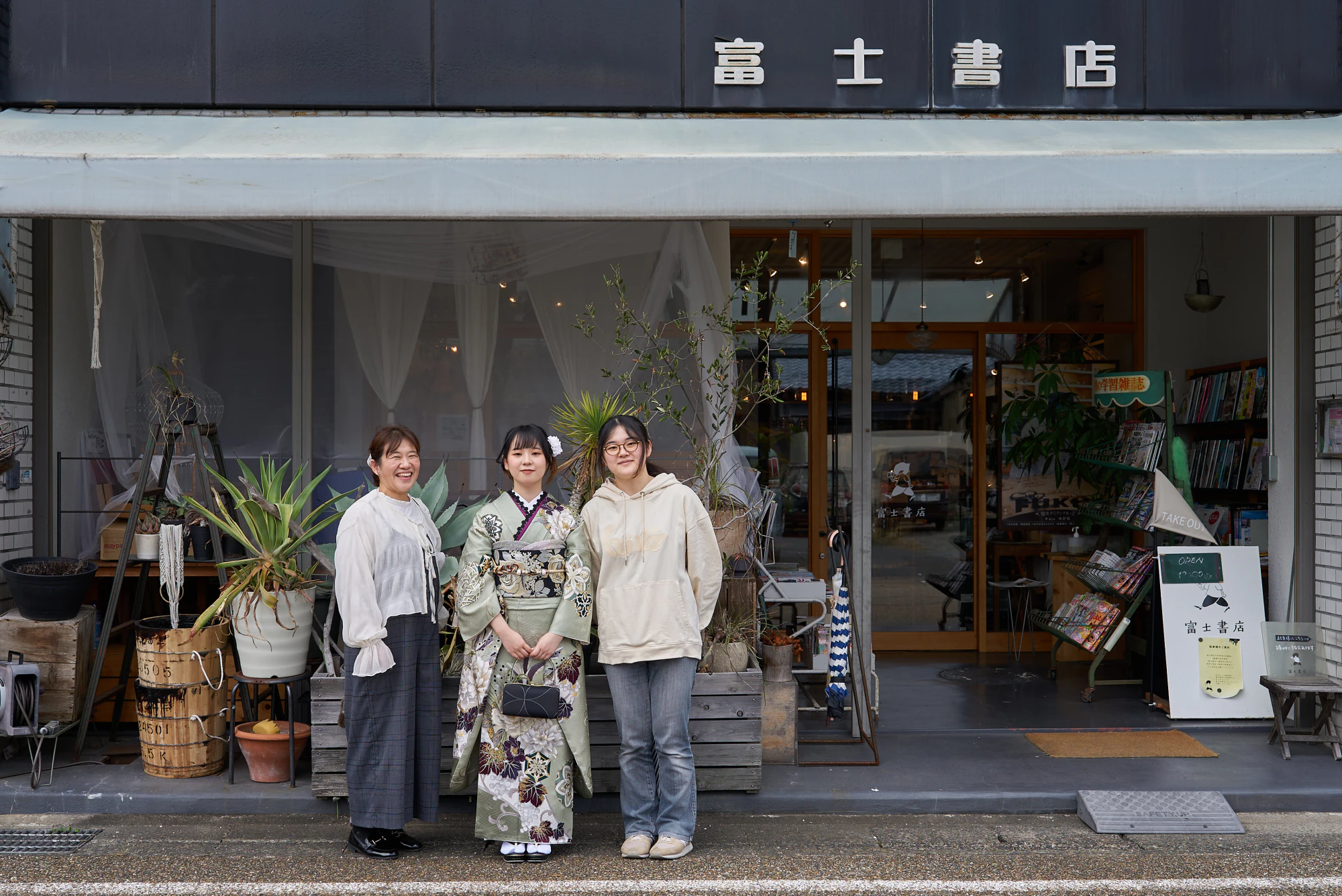 鯖江の富士書店の前でご家族と記念撮影