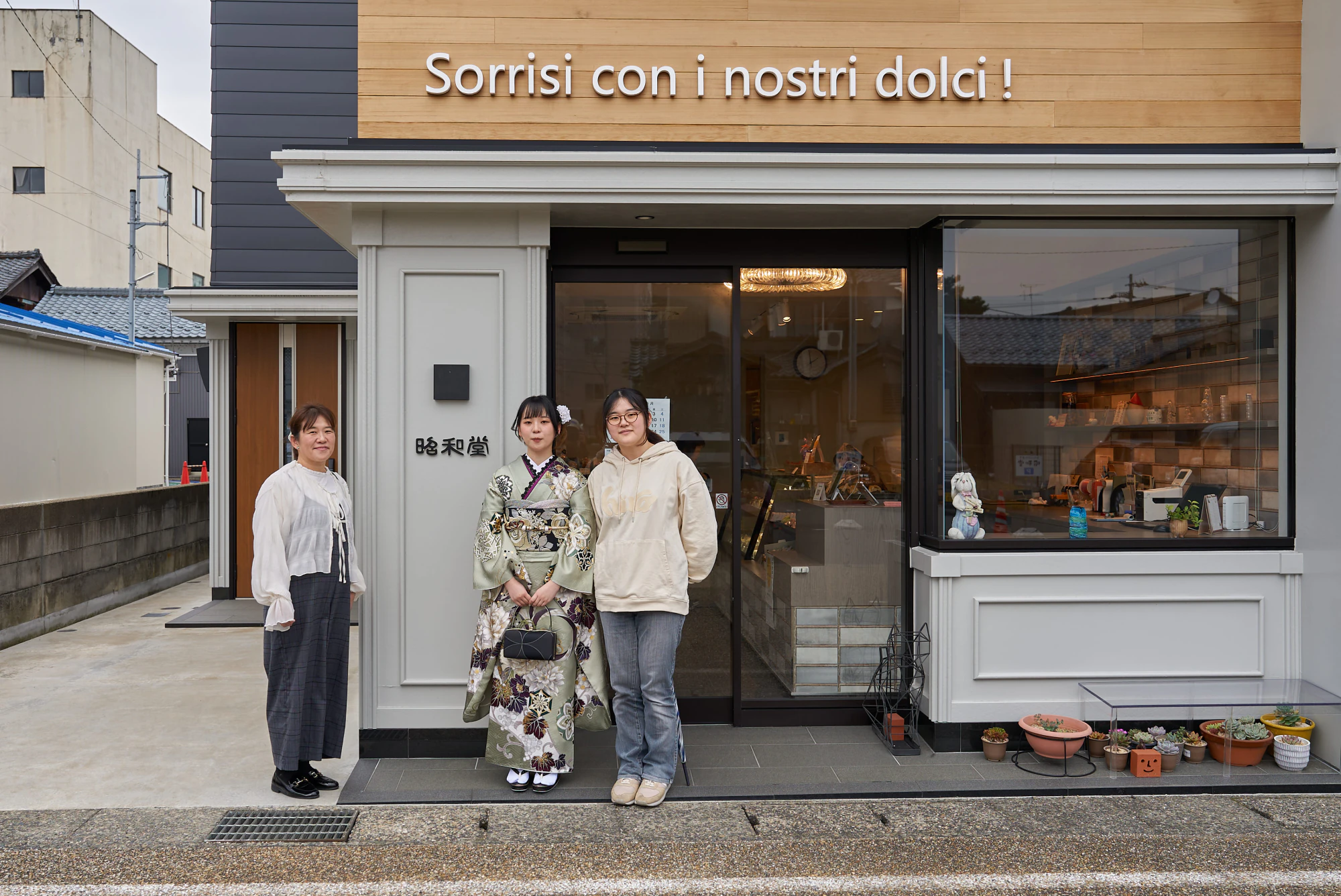 洋菓子店 昭和堂の前でお店の方と記念撮影