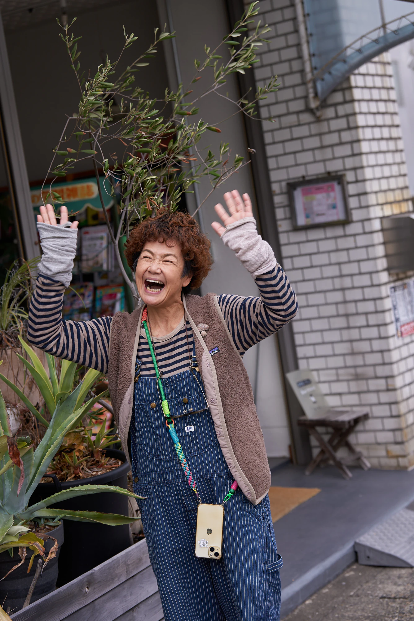 両手を上げてお祝いしてくれる街の方