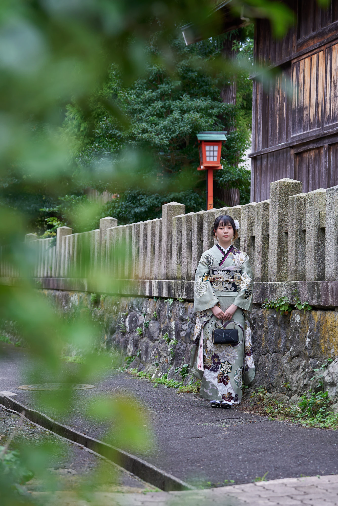 すすきの小路で微笑む振袖姿