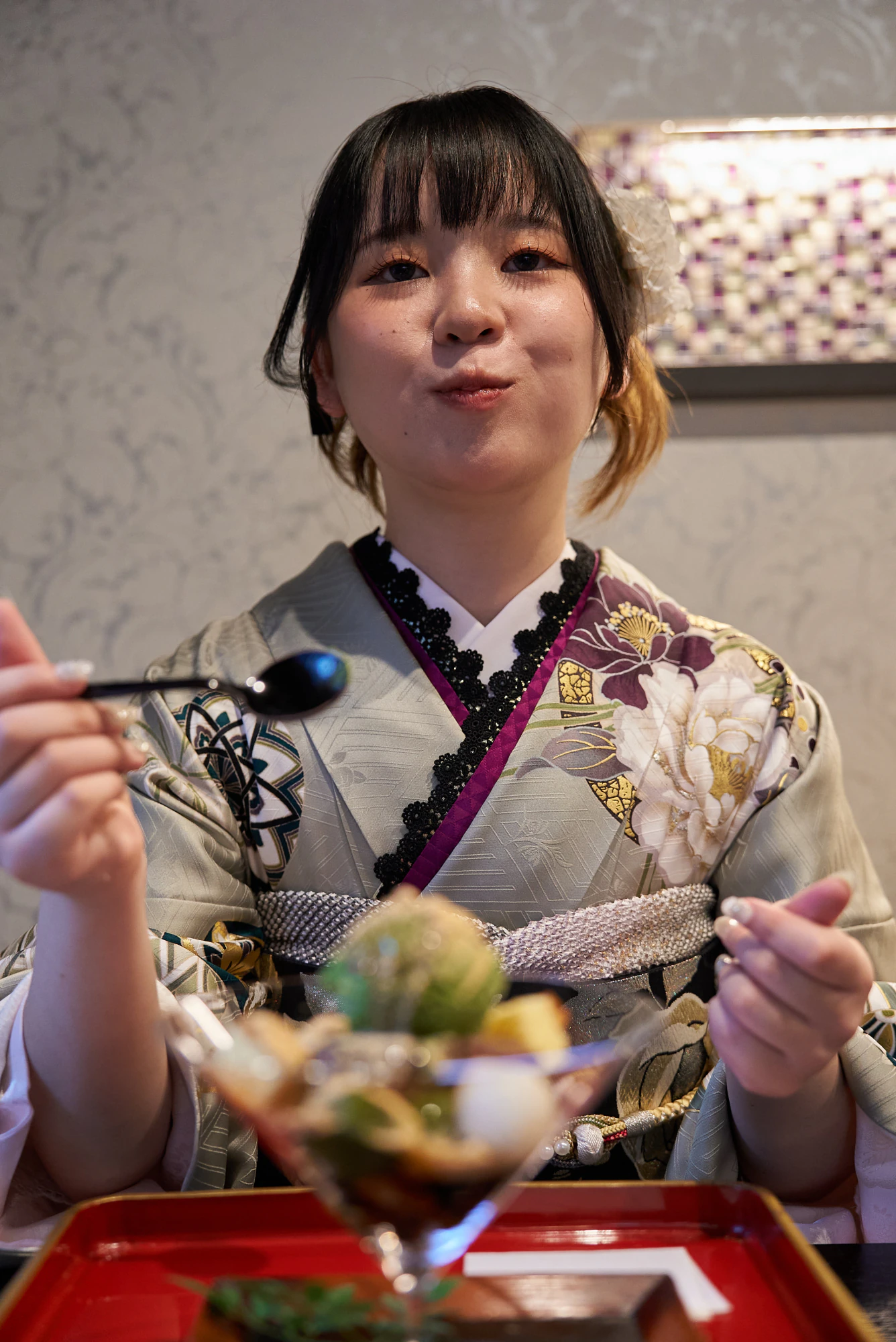 甘味処 茶癒で和スイーツを楽しむ振袖姿