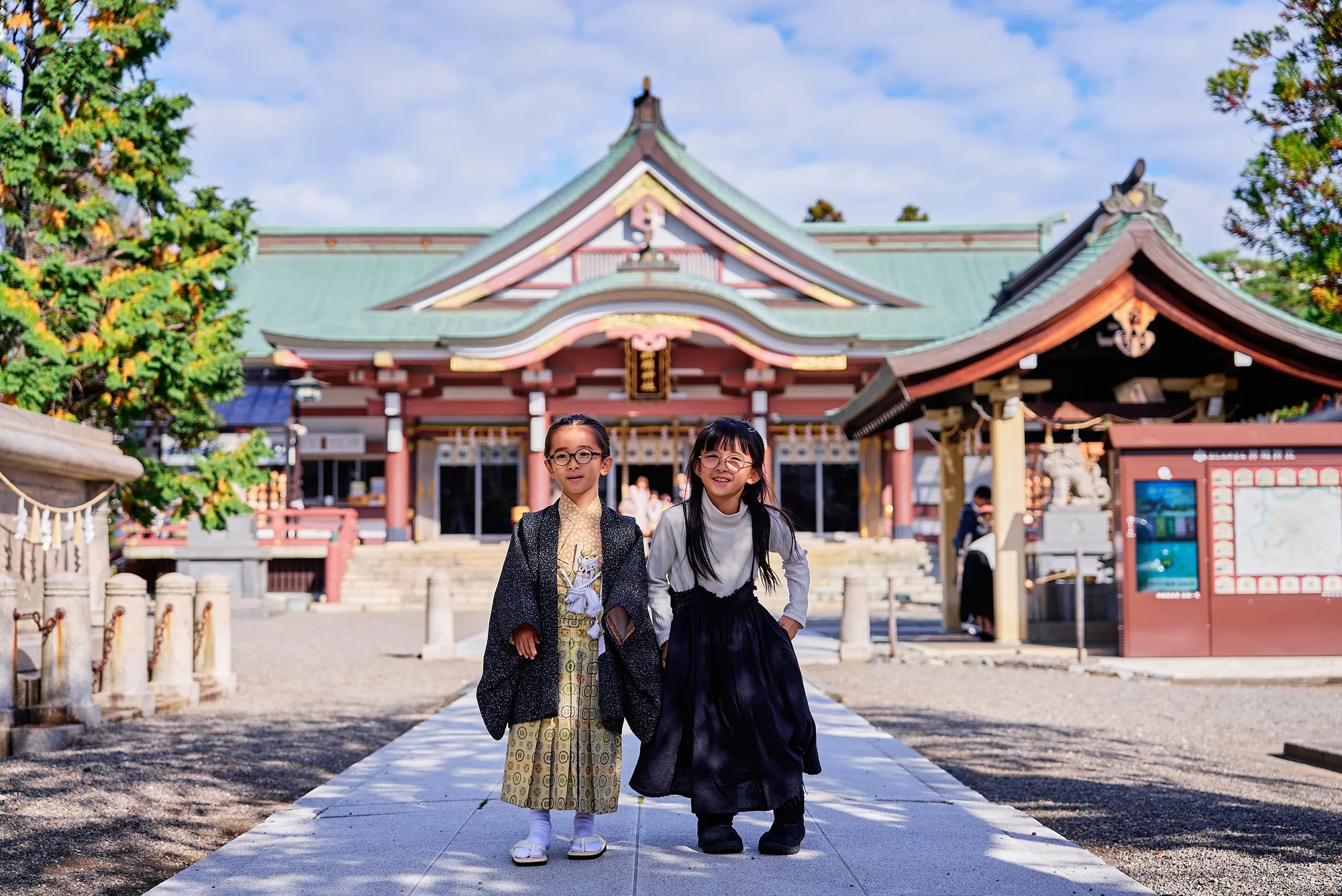 神明神社の参道を歩く姉と弟