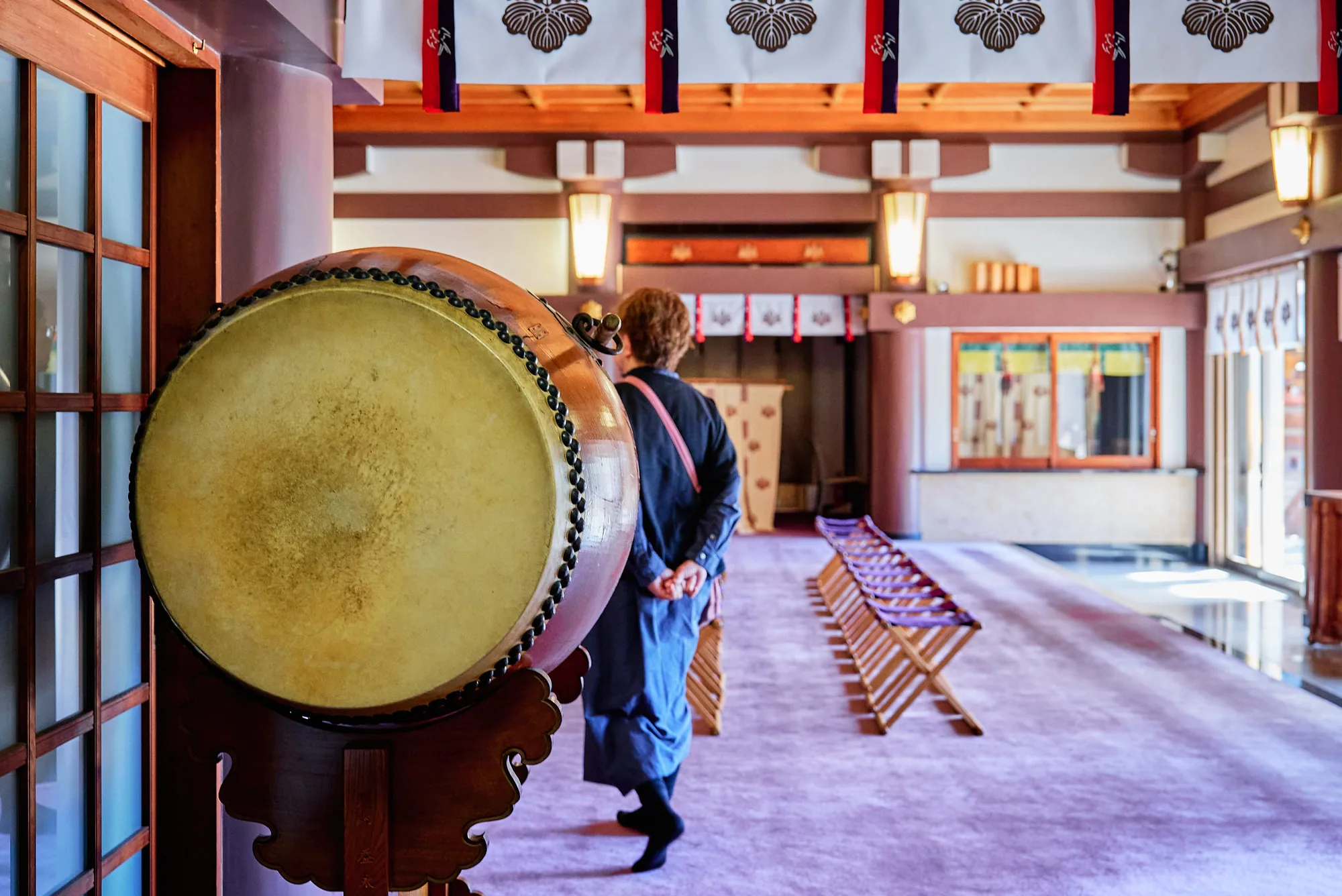 神明神社の拝殿に置かれた太鼓