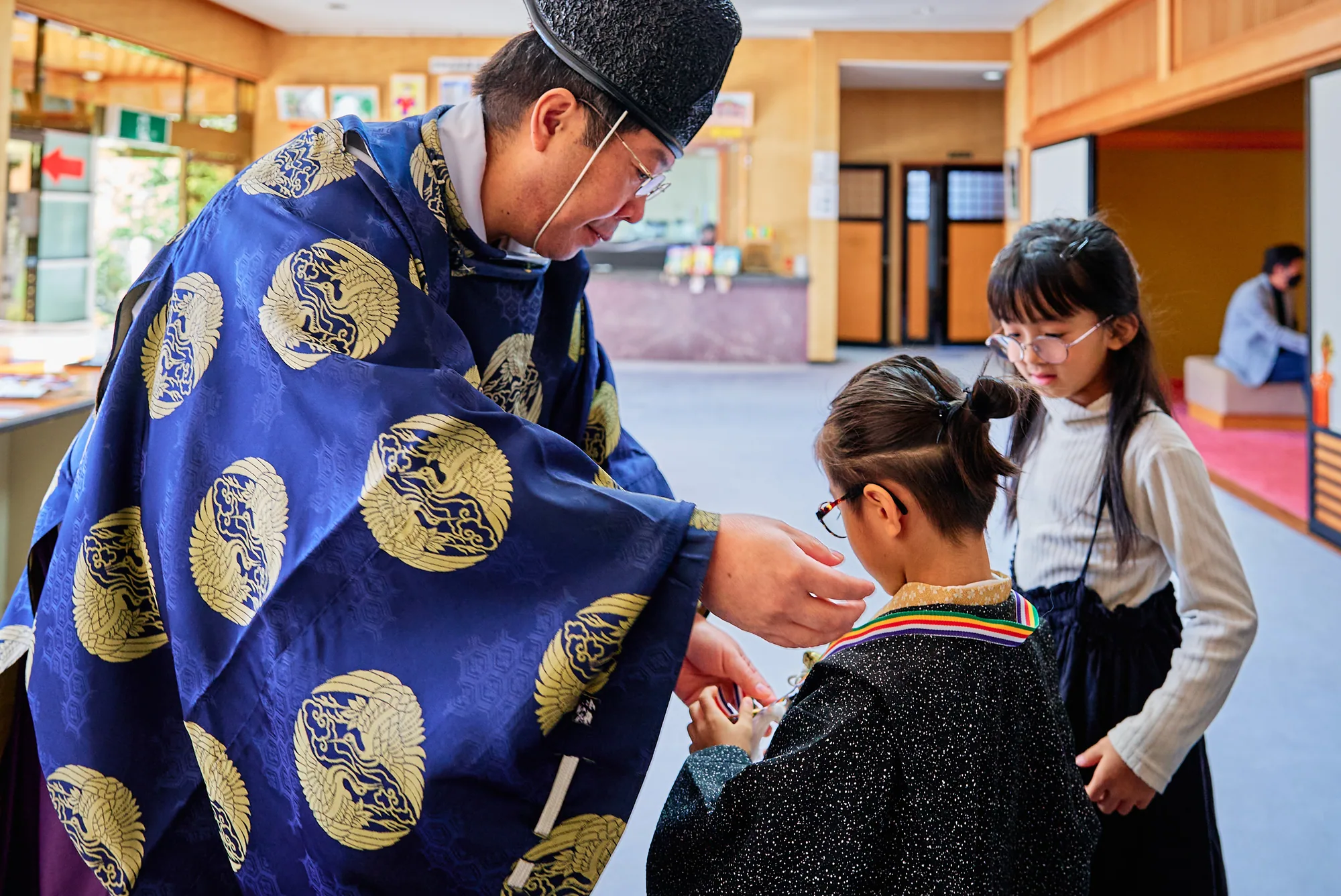 神職から授与品を受け取る七五三の男の子