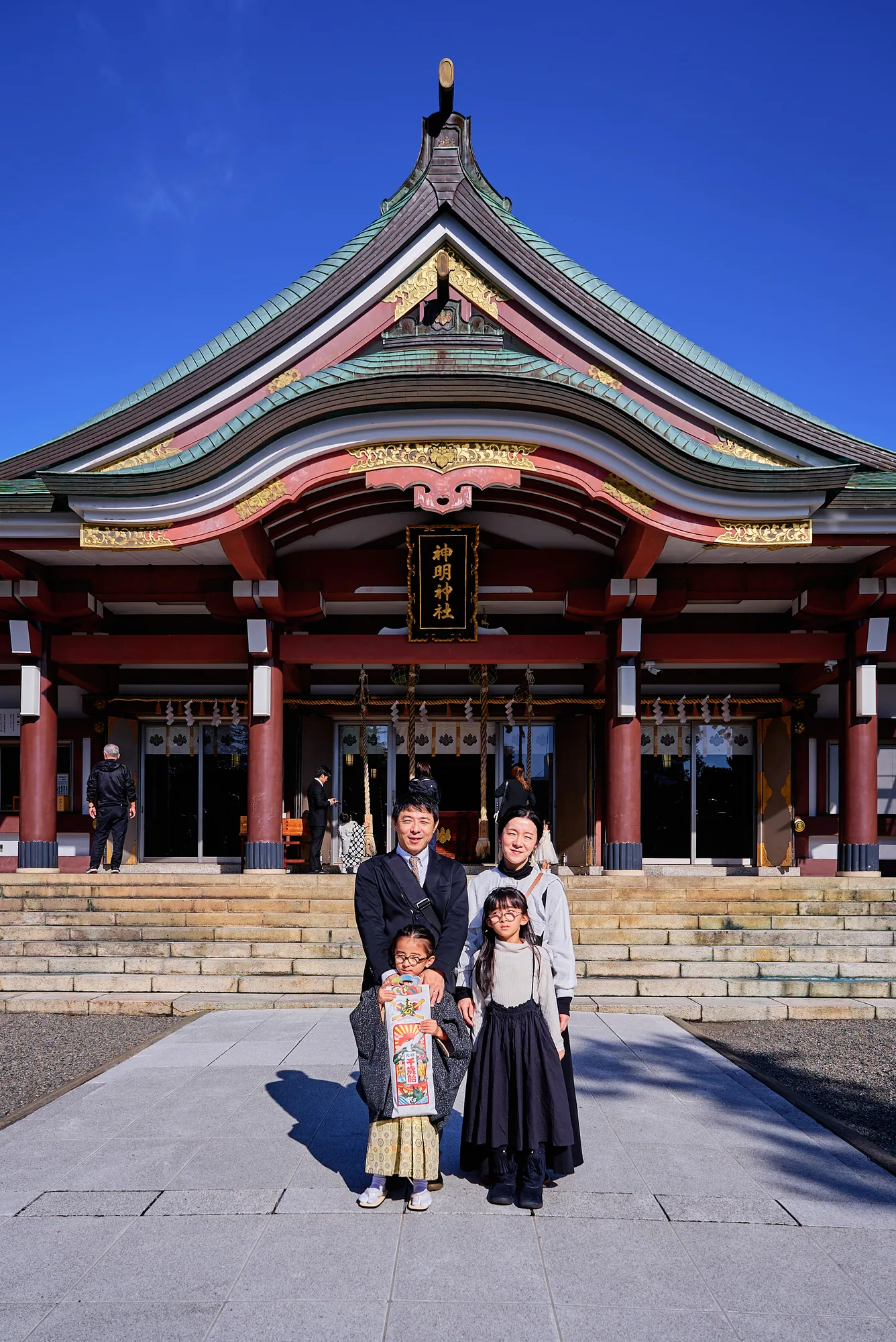 神明神社の社殿前で撮影した家族写真