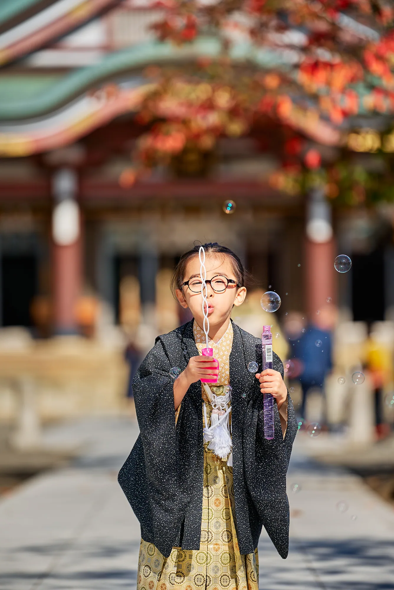 シャボン玉を吹く羽織袴姿の男の子